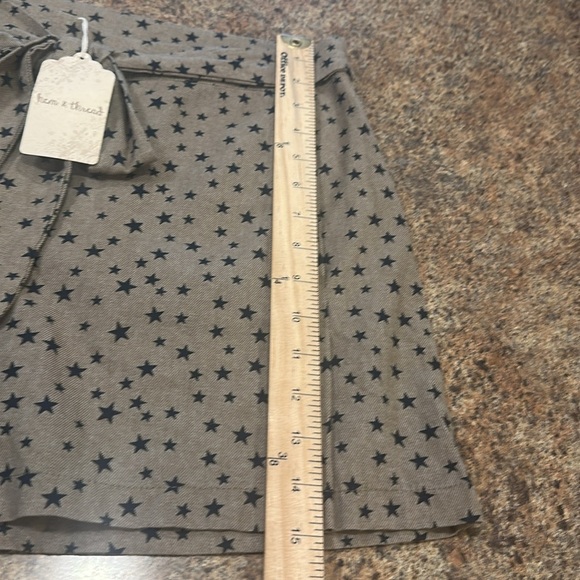 Hem & Thread Shorts Tan With Black Star Pattern Side Zipper Womens Size Large - Picture 11 of 11